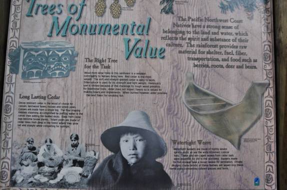 Painel informativo sobre os antigos moradores da área de Ketchikan, no sudeste do Alaska